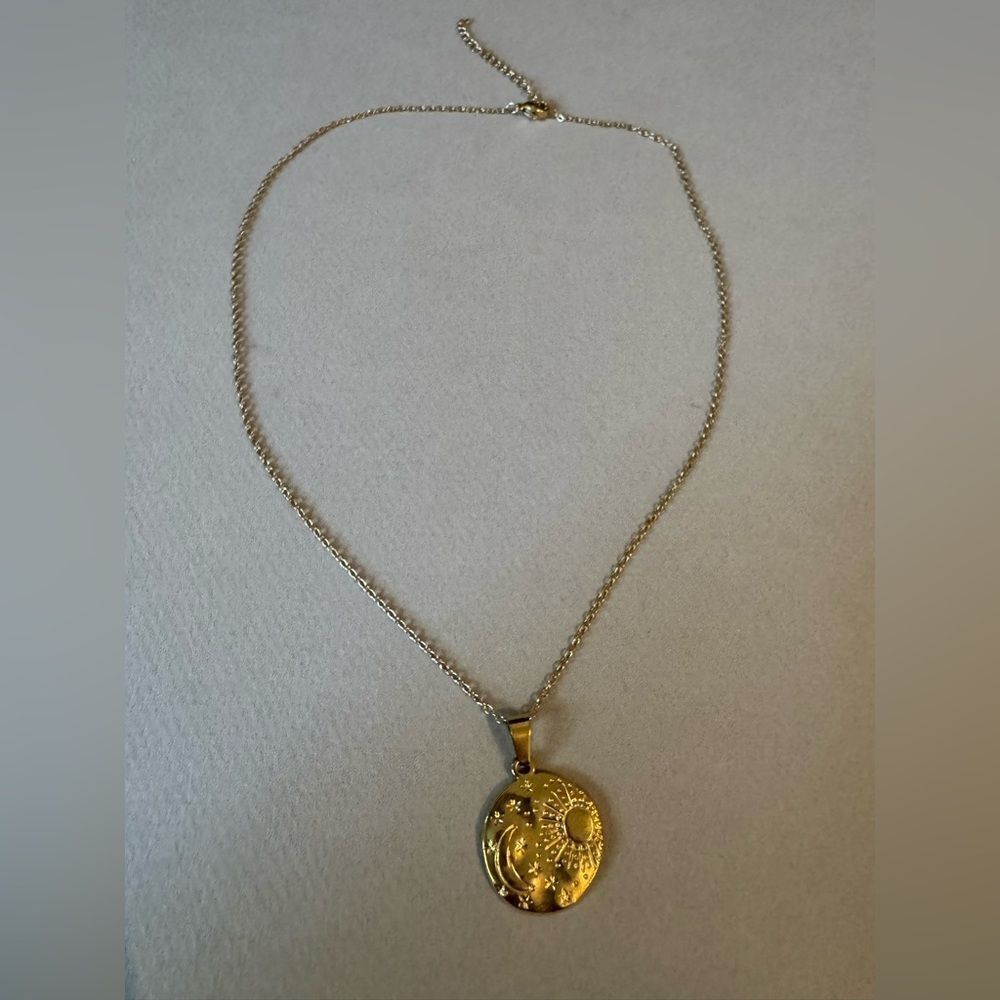 Gold Sun and Moon Pendant Necklace A1497 - Picture 3 of 4